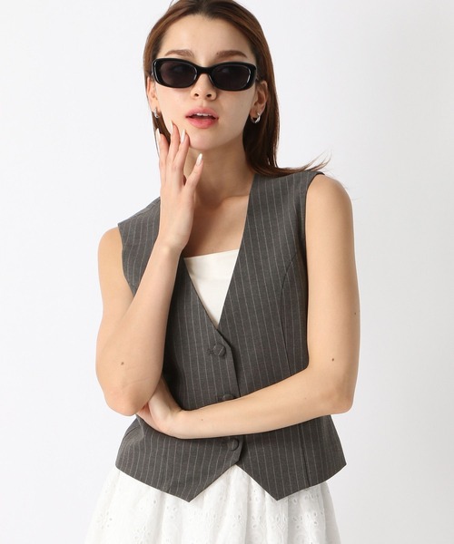 FOREVER 21(フォーエバー トゥエンティーワン)の「【2024SS】ピンストライプジレ(ベスト・レディース・グレー/ホワイト/ネイビー・FREE)」の2枚目の写真