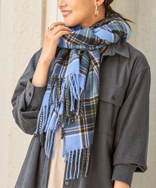 ikka(イッカ)の「カシミヤタッチチェックマフラー(マフラー・レディース・レッド/ベージュ/ネイビー/オレンジ/ダークグリーン/グリーン/レッド系/ダークネイビー/グレー/ブルー系・FREE)」の7枚目の写真