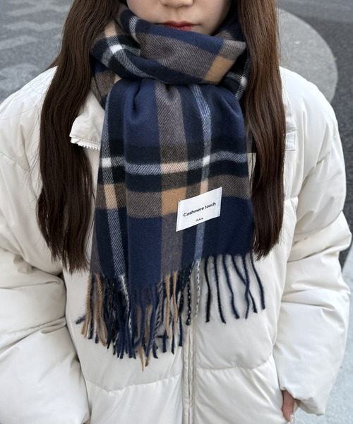 ikka（イッカ）の「カシミヤタッチチェックマフラー（マフラー・レディース・レッド/ベージュ/ネイビー/オレンジ/ダークグリーン/グリーン/レッド系/ダークネイビー・FREE）」の4枚目の写真