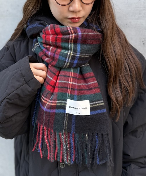 ikka（イッカ）の「カシミヤタッチチェックマフラー（マフラー・レディース・レッド/ベージュ/ネイビー/オレンジ/ダークグリーン/グリーン/レッド系/ダークネイビー・FREE）」の6枚目の写真