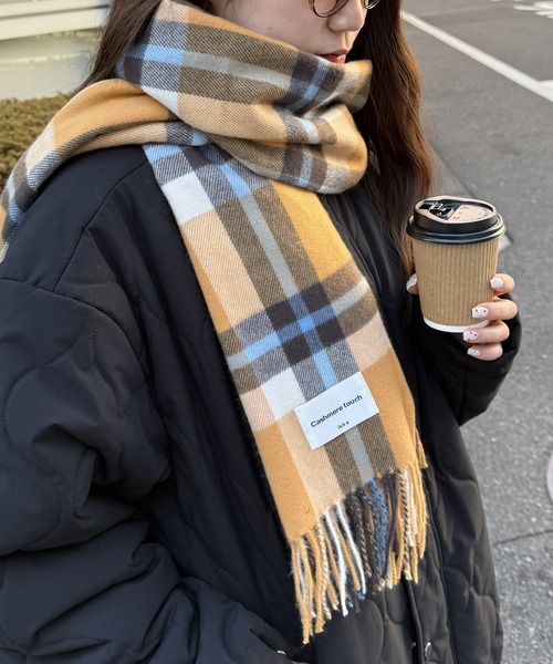 ikka（イッカ）の「カシミヤタッチチェックマフラー（マフラー・レディース・レッド/ベージュ/ネイビー/オレンジ/ダークグリーン/グリーン/レッド系/ダークネイビー・FREE）」の8枚目の写真