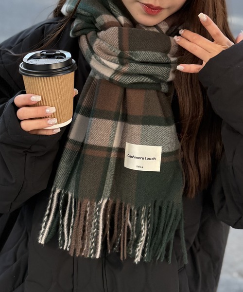 ikka（イッカ）の「カシミヤタッチチェックマフラー（マフラー・レディース・レッド/ベージュ/ネイビー/オレンジ/ダークグリーン/グリーン/レッド系/ダークネイビー・FREE）」の3枚目の写真