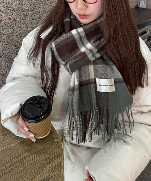 ikka（イッカ）の「カシミヤタッチチェックマフラー（マフラー・レディース・レッド/ベージュ/ネイビー/オレンジ/ダークグリーン/グリーン/レッド系/ダークネイビー・FREE）」の2枚目の写真