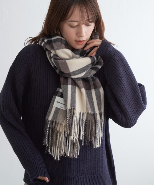 ikka（イッカ）の「カシミヤタッチチェックマフラー（マフラー・レディース・レッド/ベージュ/ネイビー/オレンジ/ダークグリーン/グリーン/レッド系/ダークネイビー・FREE）」の9枚目の写真