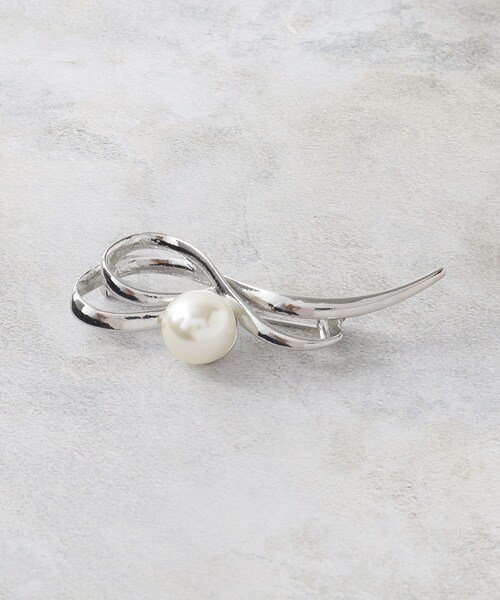 OPAQUE.CLIP（オペークドットクリップ）の「フェイクパール×メタルラインブローチ（ブローチ/コサージュ・レディース・シルバー/ゴールド・00）」の2枚目の写真