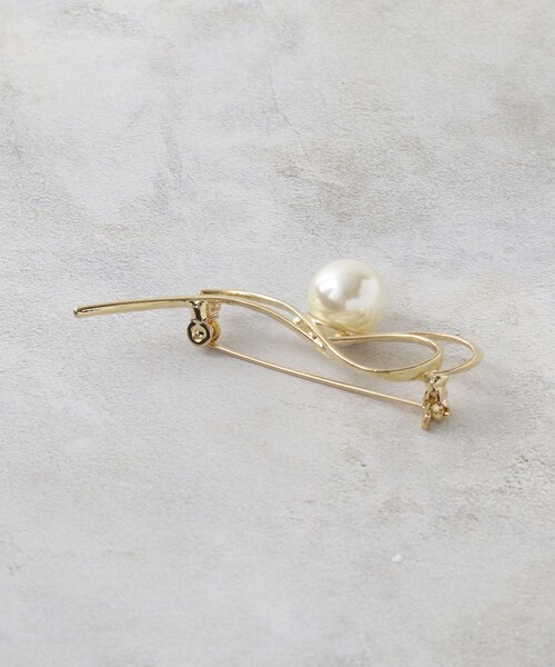 OPAQUE.CLIP（オペークドットクリップ）の「フェイクパール×メタルラインブローチ（ブローチ/コサージュ・レディース・シルバー/ゴールド・00）」の5枚目の写真