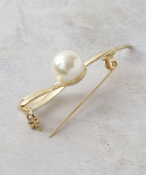 OPAQUE.CLIP（オペークドットクリップ）の「フェイクパール×メタルラインブローチ（ブローチ/コサージュ・レディース・シルバー/ゴールド・00）」の6枚目の写真
