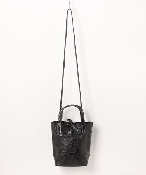 andrea cardone（アンドレアカルドネ）の「【ANDREA CARDONE】メタリックレザーミニトートバッグ(Q56604)（トートバッグ・レディース・シルバー/ブラック/ゴールド・ALL）」の2枚目の写真