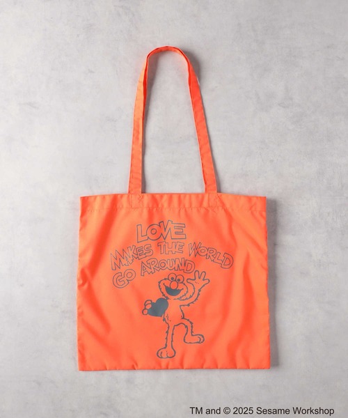 Right-on（ライトオン）の「【SESAME STREET】プリントトートバッグ（トートバッグ・レディース・イエロー/オレンジ/カーキブラウン/ブラック/グレー/レッド・ONE SIZE）」の6枚目の写真