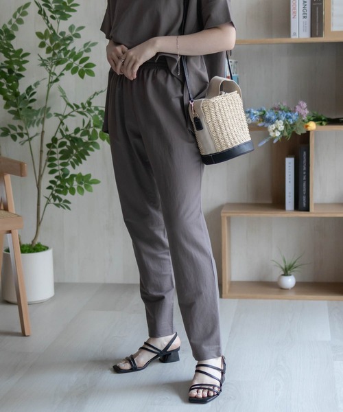 NAVY(ネイビー)の「nAvy SARARI 冷感 テーパードパンツ(その他パンツ・レディース・モカ/チャコールグレー/ブラック・M/L)」の13枚目の写真