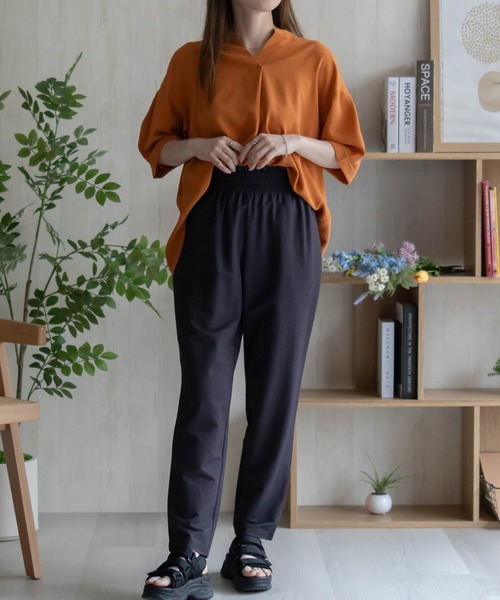 NAVY(ネイビー)の「nAvy SARARI 冷感 テーパードパンツ(その他パンツ・レディース・モカ/チャコールグレー/ブラック・M/L)」の4枚目の写真