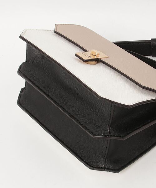 Guess（ゲス）の「LOWEN Top Handle Crossbody クロスボディバッグ（ショルダーバッグ・レディース・ベージュ・ONE SIZE）」の5枚目の写真