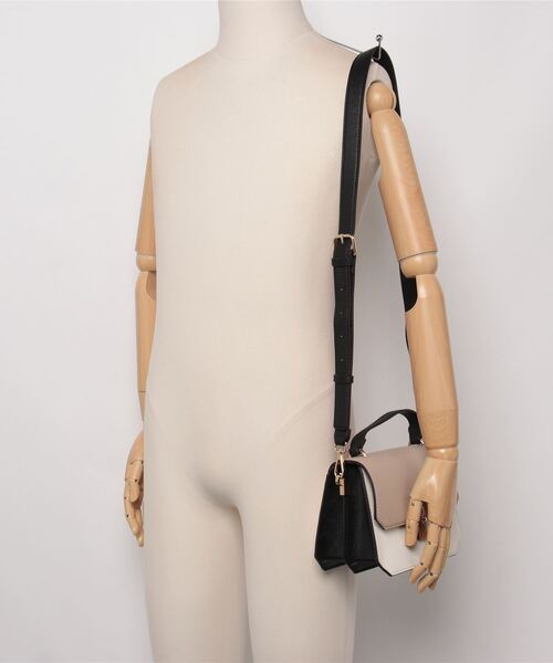 Guess（ゲス）の「LOWEN Top Handle Crossbody クロスボディバッグ（ショルダーバッグ・レディース・ベージュ・ONE SIZE）」の17枚目の写真