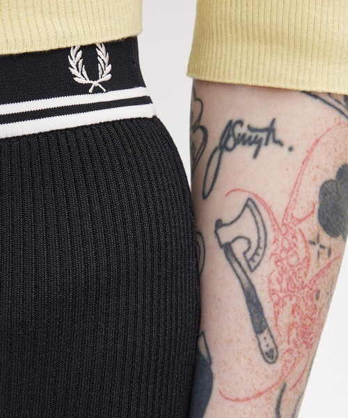 FRED PERRY(フレッドペリー)の「Tipped Rib Knitted Skirt/リブニットスカート(スカート・レディース・ブラック・8/10)」の2枚目の写真