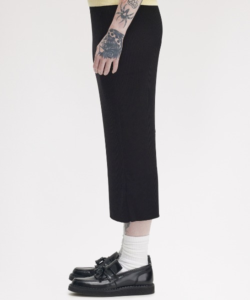 FRED PERRY(フレッドペリー)の「Tipped Rib Knitted Skirt/リブニットスカート(スカート・レディース・ブラック・8/10)」の4枚目の写真