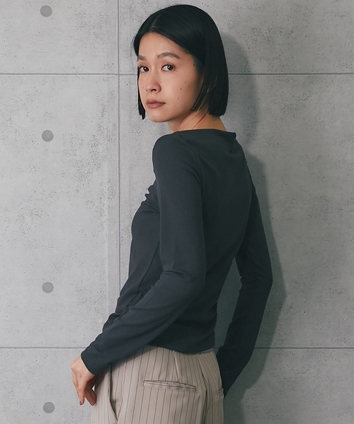 ANOTHER S(アナザーエス)の「紐付きオフショルトップス(Tシャツ/カットソー・レディース・ホワイト/チャコールグレー・FREE)」の13枚目の写真
