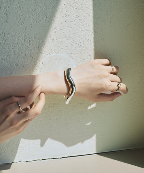 Kastane（カスタネ）の「【fiw.】ウェーブバングル（バングル/リストバンド・レディース・ゴールド/シルバー・FREE）」の3枚目の写真