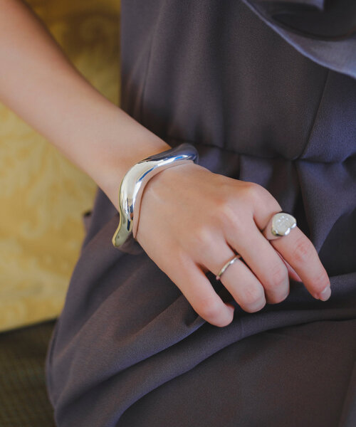 Kastane（カスタネ）の「【fiw.】ウェーブバングル（バングル/リストバンド・レディース・ゴールド/シルバー・FREE）」の4枚目の写真