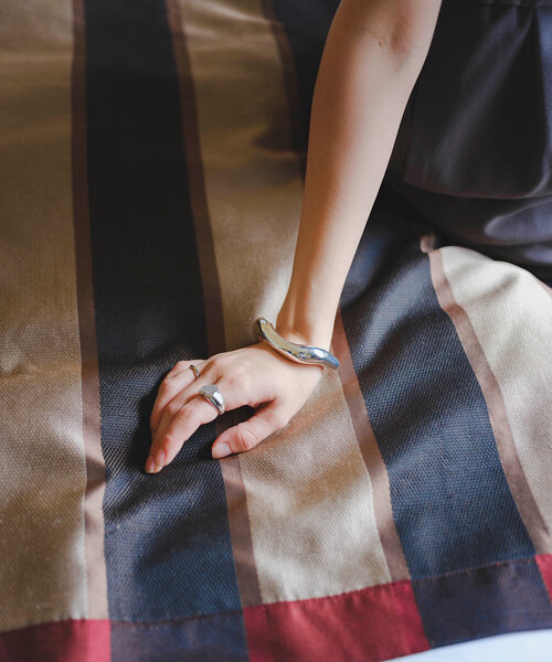 Kastane（カスタネ）の「【fiw.】ウェーブバングル（バングル/リストバンド・レディース・ゴールド/シルバー・FREE）」の7枚目の写真