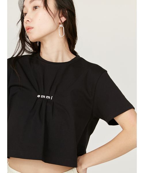 emmi（エミ）の「【USAGI限定カラー】【emmi×PlaX（TM）】クロップドemmiロゴＴシャツ（Tシャツ/カットソー・レディース・ライトベージュ/ブラック/オフホワイト/ブルー・FREE）」の3枚目の写真