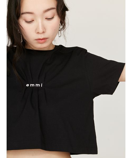 emmi（エミ）の「【USAGI限定カラー】【emmi×PlaX（TM）】クロップドemmiロゴＴシャツ（Tシャツ/カットソー・レディース・ライトベージュ/ブラック/オフホワイト/ブルー・FREE）」の5枚目の写真