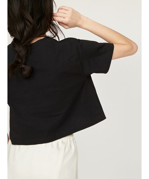 emmi（エミ）の「【USAGI限定カラー】【emmi×PlaX（TM）】クロップドemmiロゴＴシャツ（Tシャツ/カットソー・レディース・ライトベージュ/ブラック/オフホワイト/ブルー・FREE）」の6枚目の写真