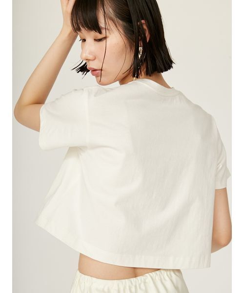 emmi（エミ）の「【USAGI限定カラー】【emmi×PlaX（TM）】クロップドemmiロゴＴシャツ（Tシャツ/カットソー・レディース・ライトベージュ/ブラック/オフホワイト/ブルー・FREE）」の11枚目の写真