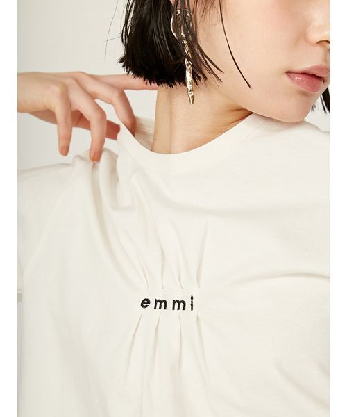 emmi（エミ）の「【USAGI限定カラー】【emmi×PlaX（TM）】クロップドemmiロゴＴシャツ（Tシャツ/カットソー・レディース・ライトベージュ/ブラック/オフホワイト/ブルー・FREE）」の13枚目の写真