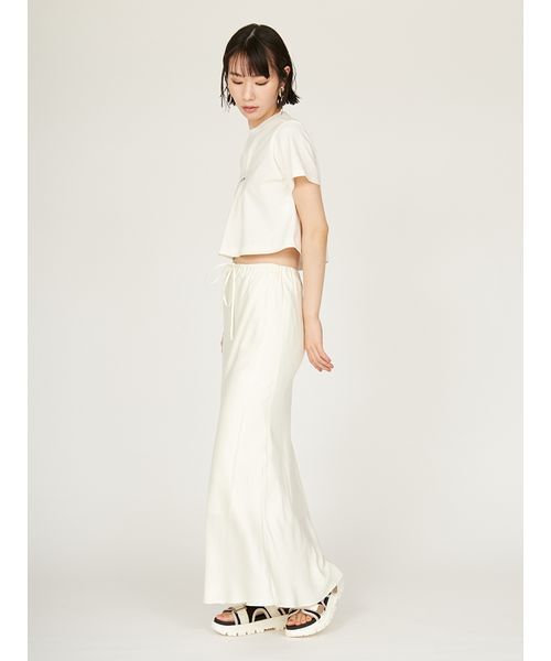 emmi（エミ）の「【USAGI限定カラー】【emmi×PlaX（TM）】クロップドemmiロゴＴシャツ（Tシャツ/カットソー・レディース・ライトベージュ/ブラック/オフホワイト/ブルー・FREE）」の17枚目の写真