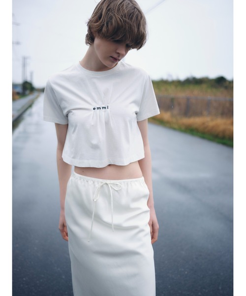 emmi（エミ）の「【USAGI限定カラー】【emmi×PlaX（TM）】クロップドemmiロゴＴシャツ（Tシャツ/カットソー・レディース・ライトベージュ/ブラック/オフホワイト/ブルー・FREE）」の2枚目の写真