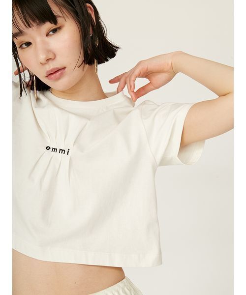 emmi（エミ）の「【USAGI限定カラー】【emmi×PlaX（TM）】クロップドemmiロゴＴシャツ（Tシャツ/カットソー・レディース・ライトベージュ/ブラック/オフホワイト/ブルー・FREE）」の10枚目の写真