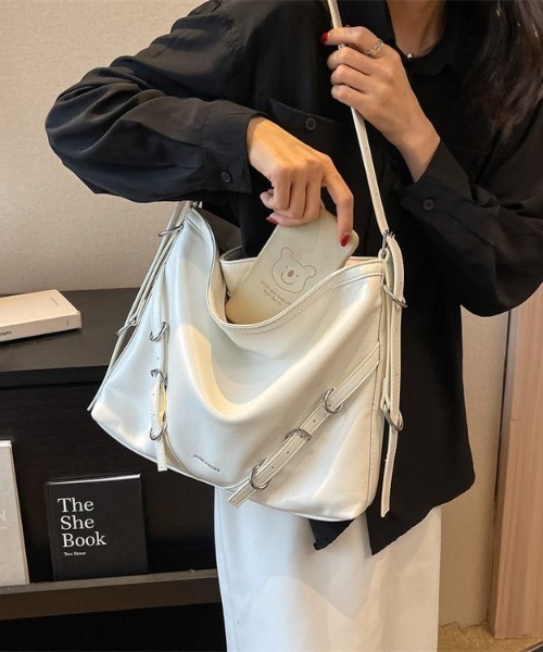 lilful(リルフル)の「【大容量】ベルトデザイン PUショルダーバッグ 2WAY(ショルダーバッグ・レディース・ブラック/シルバー/ホワイト・F)」の10枚目の写真