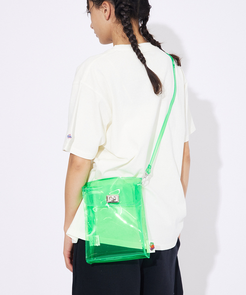 FRUIT OF THE LOOM（フルーツオブザルーム）の「【FRUIT OF THE LOOM/フルーツ オブ ザ ルーム】VINYL SHOULDER BAG & STICKER SEAL SET 80920900/バッグ/PVC素材（ショルダーバッグ・メンズ・ブラック/ブラウン/グリーン/オレンジ・フリー）」の4枚目の写真