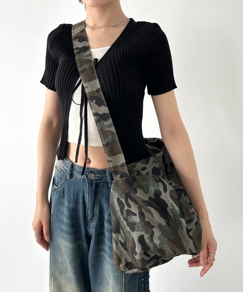 迷彩柄ショルダーバッグ フロントポケット付き　gossip club 迷彩柄ショルダーバッグ フロントポケット付き gossip club