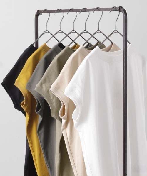HUG.U(ハグユー)の「しっかり綿100% ヘビーオンス モックネックTシャツ(Tシャツ/カットソー・レディース・ナチュラル/ブラック/ライトオリーブ/ホワイト/ダークグレー/マスタード・L/M)」の16枚目の写真