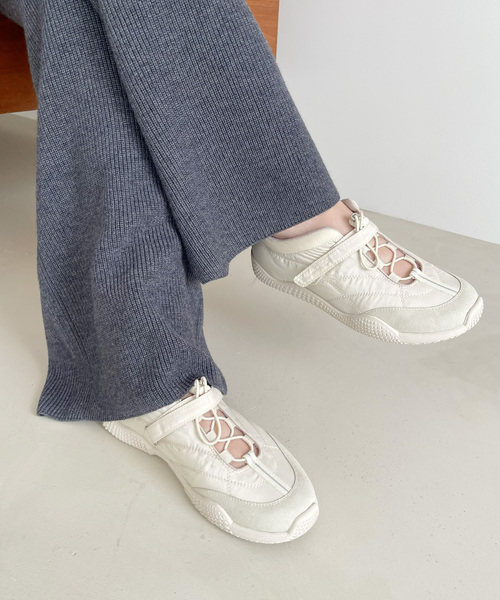 LE TALON(ルタロン)の「Lドローコードスニーカー(スニーカー・レディース・ブラック×ブラック/アイボリー・22cm/22.5cm/23cm/23.5cm/24cm/24.5cm/25cm)」の1枚目の写真