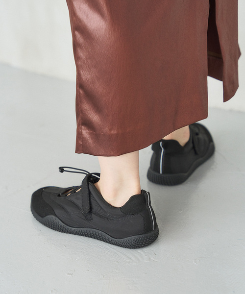 LE TALON(ルタロン)の「Lドローコードスニーカー(スニーカー・レディース・ブラック×ブラック/アイボリー・22cm/22.5cm/23cm/23.5cm/24cm/24.5cm/25cm)」の11枚目の写真