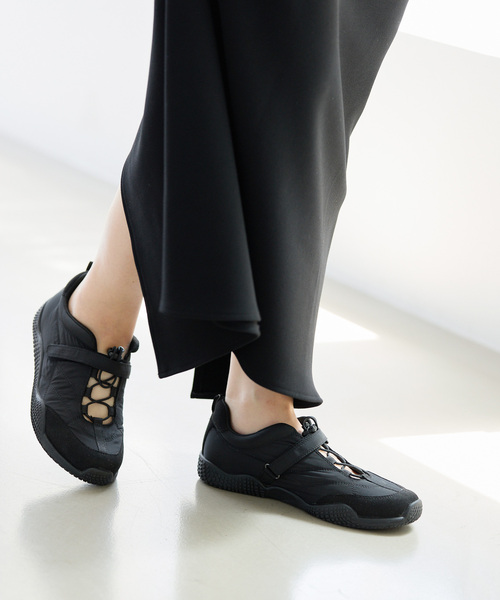 LE TALON(ルタロン)の「Lドローコードスニーカー(スニーカー・レディース・ブラック×ブラック/アイボリー・22cm/22.5cm/23cm/23.5cm/24cm/24.5cm/25cm)」の14枚目の写真