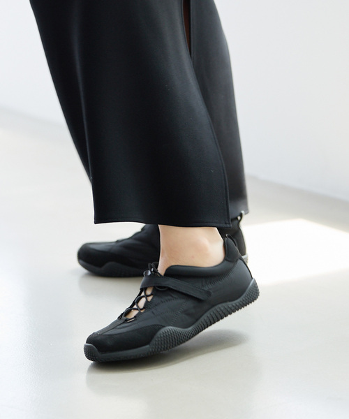 LE TALON(ルタロン)の「Lドローコードスニーカー(スニーカー・レディース・ブラック×ブラック/アイボリー・22cm/22.5cm/23cm/23.5cm/24cm/24.5cm/25cm)」の15枚目の写真