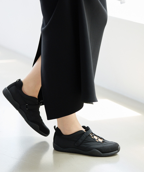 LE TALON(ルタロン)の「Lドローコードスニーカー(スニーカー・レディース・ブラック×ブラック/アイボリー・22cm/22.5cm/23cm/23.5cm/24cm/24.5cm/25cm)」の16枚目の写真