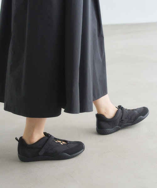 LE TALON(ルタロン)の「Lドローコードスニーカー(スニーカー・レディース・ブラック×ブラック/アイボリー・22cm/22.5cm/23cm/23.5cm/24cm/24.5cm/25cm)」の21枚目の写真