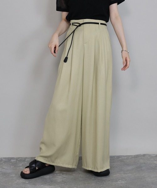 J by blue(ジェイバイブルー)の「レザーベルト付きワイドパンツ(その他パンツ・レディース・グレー/ブラック/ベージュ・MEDIUM)」の3枚目の写真