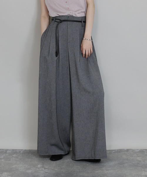 J by blue(ジェイバイブルー)の「レザーベルト付きワイドパンツ(その他パンツ・レディース・グレー/ブラック/ベージュ・MEDIUM)」の1枚目の写真