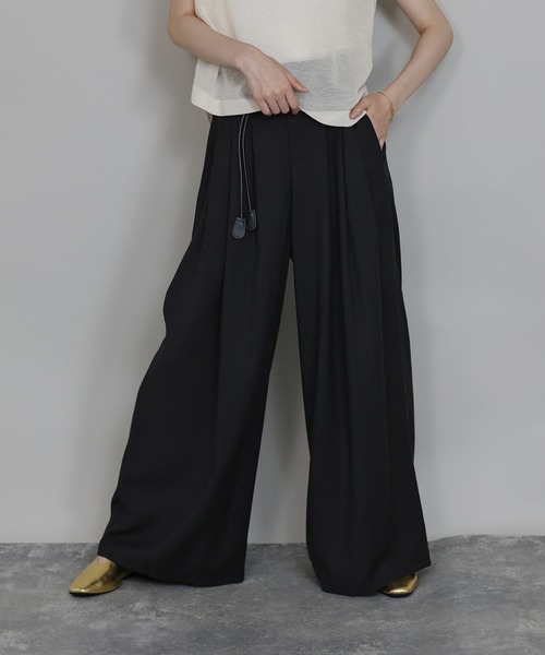 J by blue(ジェイバイブルー)の「レザーベルト付きワイドパンツ(その他パンツ・レディース・グレー/ブラック/ベージュ・MEDIUM)」の2枚目の写真