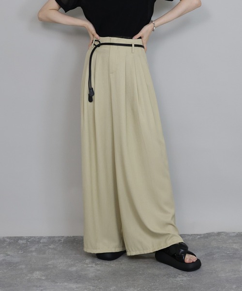 J by blue(ジェイバイブルー)の「レザーベルト付きワイドパンツ(その他パンツ・レディース・グレー/ブラック/ベージュ・MEDIUM)」の6枚目の写真