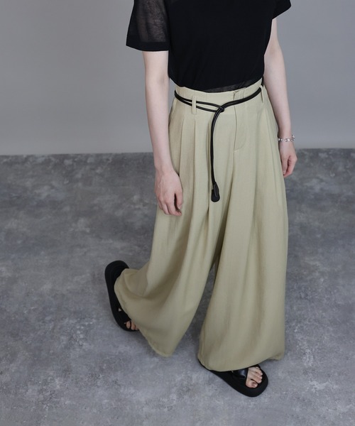 J by blue(ジェイバイブルー)の「レザーベルト付きワイドパンツ(その他パンツ・レディース・グレー/ブラック/ベージュ・MEDIUM)」の4枚目の写真