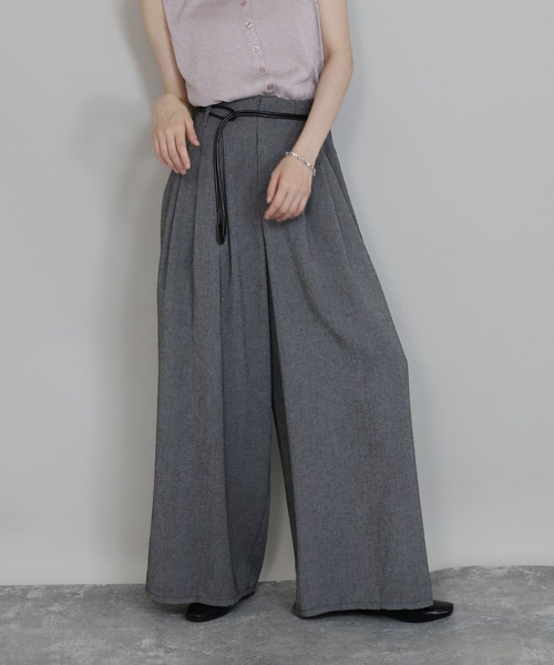J by blue(ジェイバイブルー)の「レザーベルト付きワイドパンツ(その他パンツ・レディース・グレー/ブラック/ベージュ・MEDIUM)」の11枚目の写真