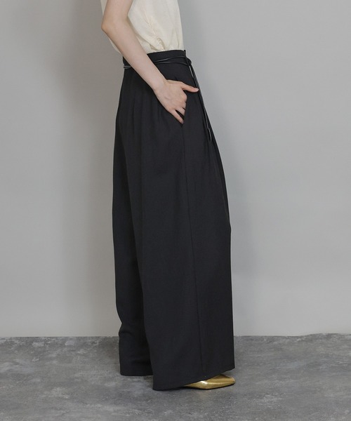 J by blue(ジェイバイブルー)の「レザーベルト付きワイドパンツ(その他パンツ・レディース・グレー/ブラック/ベージュ・MEDIUM)」の21枚目の写真