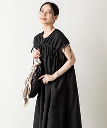 MILLION CARATS（ミリオンカラッツ）の「コードアレンジで魅せる、ビスチェ風デザインが主役。ふんわりシルエットで今っぽく着こなすシャーリングワンピース（ワンピース）」