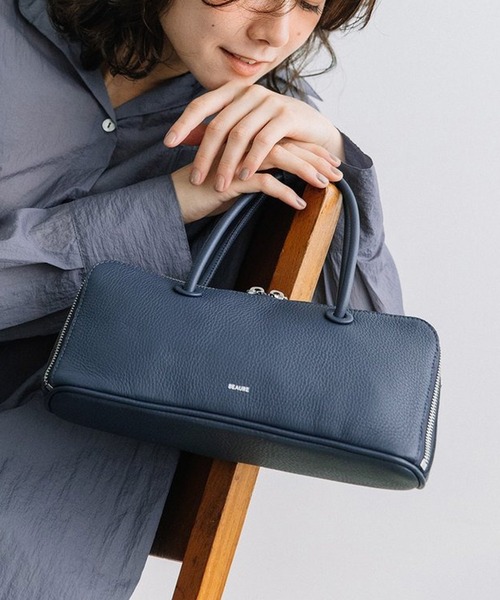 Beau're(ヴュレ)の「【BEAURE】2way カウレザー ワイドボストンバッグ ショルダー付 横長 B-25419(ボストンバッグ・レディース・ブラック/シルバー/ネイビー/ブラウン・FREE)」の1枚目の写真